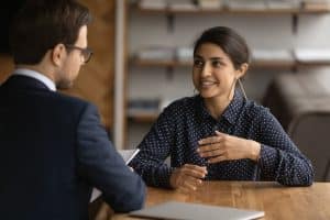 prédire l’efficacité entretien d'embauche langage corporel communication non verbale expressions faciales gestes posture contact visuel recruteur évaluation des candidats performance future interprétation des signes biais d’évaluation analyse comportementale recrutement ORIENTACTION techniques d’entretien compétences sociales signes de confiance nervosité formation des recruteurs tests psychométriques gestion des ressources humaines sélection des candidats entretiens efficaces